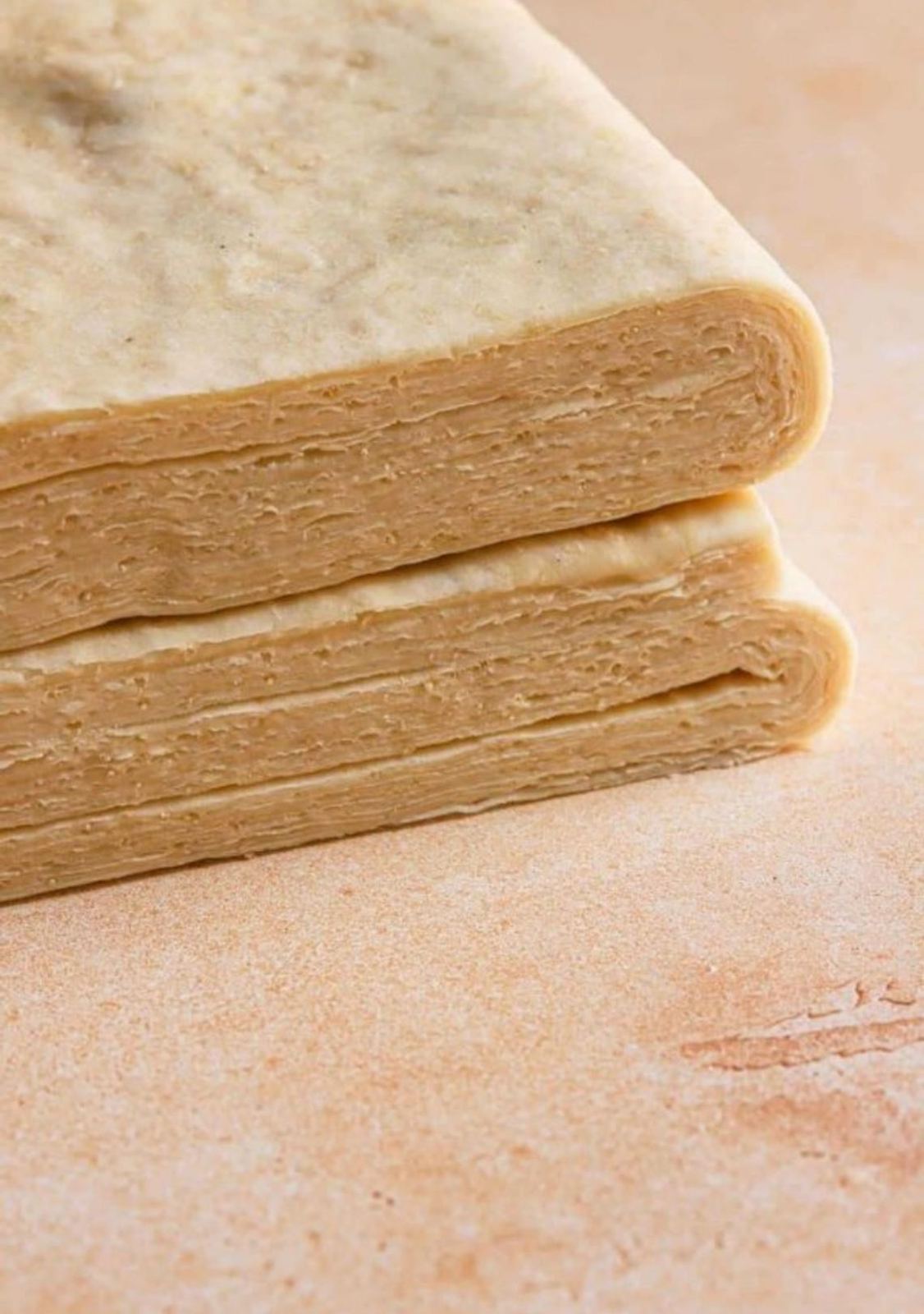 Bloque de masa laminada con sus capas a la vista