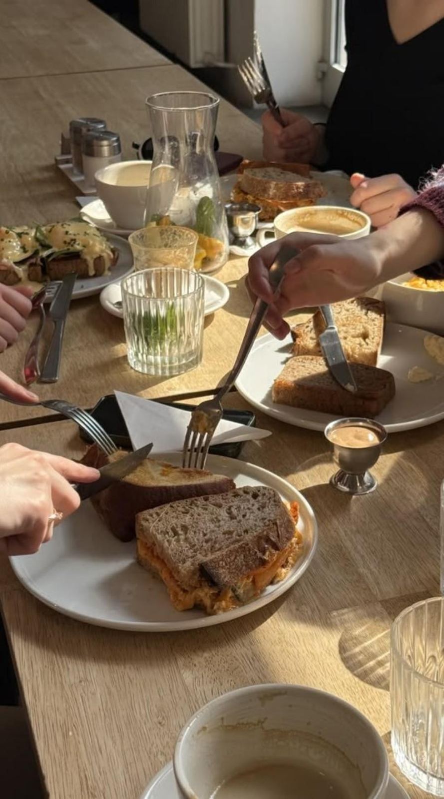 Mesa con café y pan tras el desayuno