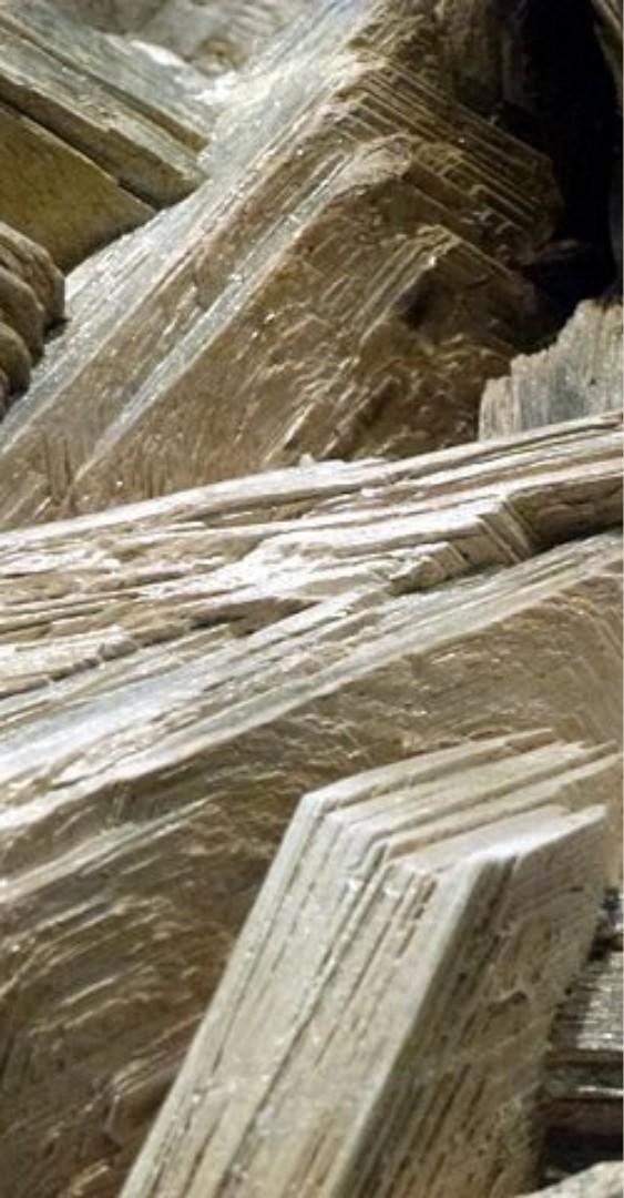 Mineral de mica, láminas superpuestas