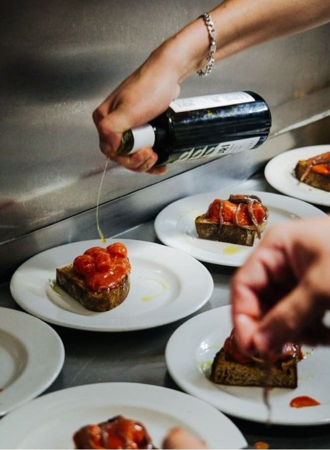 Emplatado de piezas en una cocina profesional